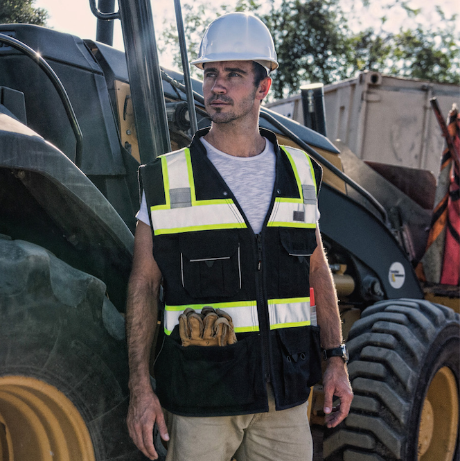 Trabajador usando equipo de protección.