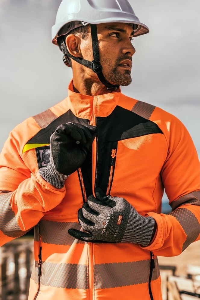 Trabajador usando equipo de protección.